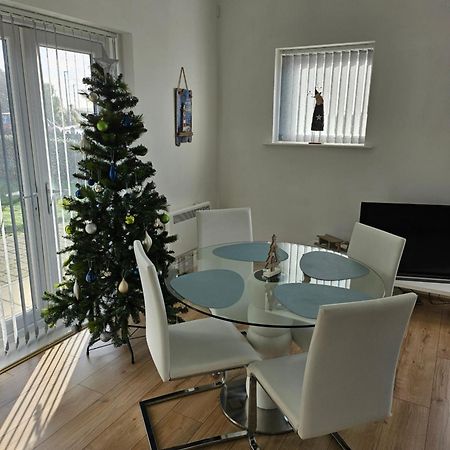 Coastal Apartment With Beach On Your Doorstep! Llanelli Buitenkant foto