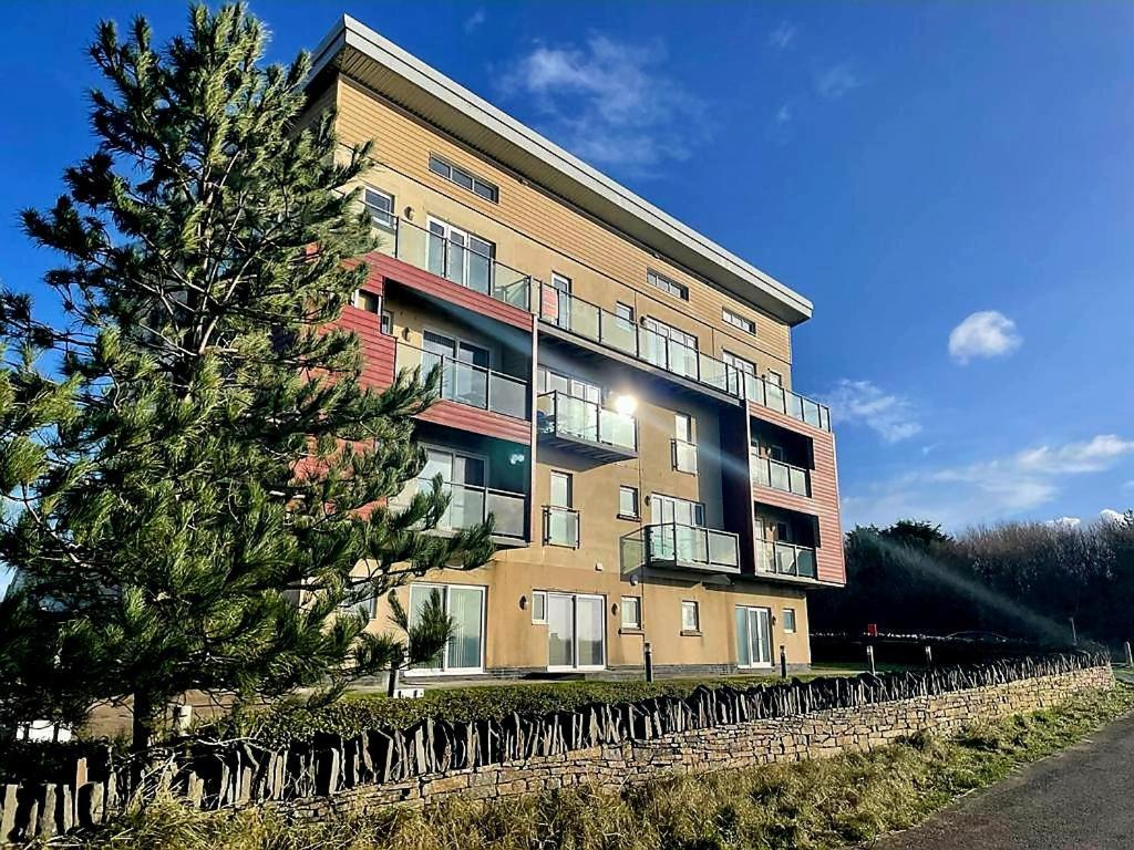 Coastal Apartment With Beach On Your Doorstep! Llanelli Buitenkant foto