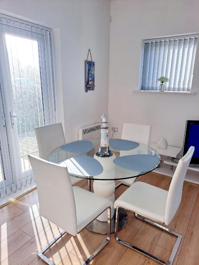 Coastal Apartment With Beach On Your Doorstep! Llanelli Buitenkant foto