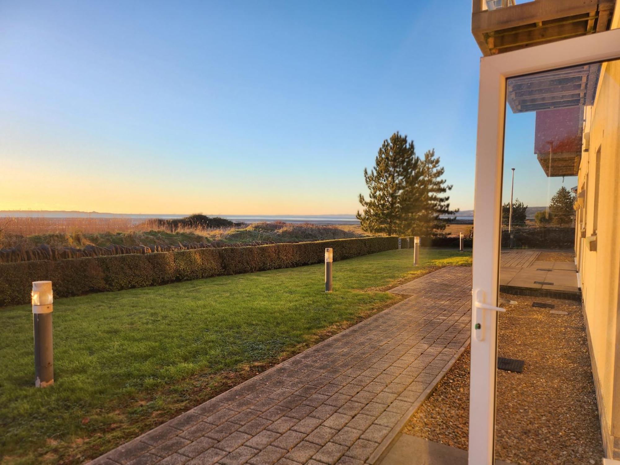 Coastal Apartment With Beach On Your Doorstep! Llanelli Buitenkant foto